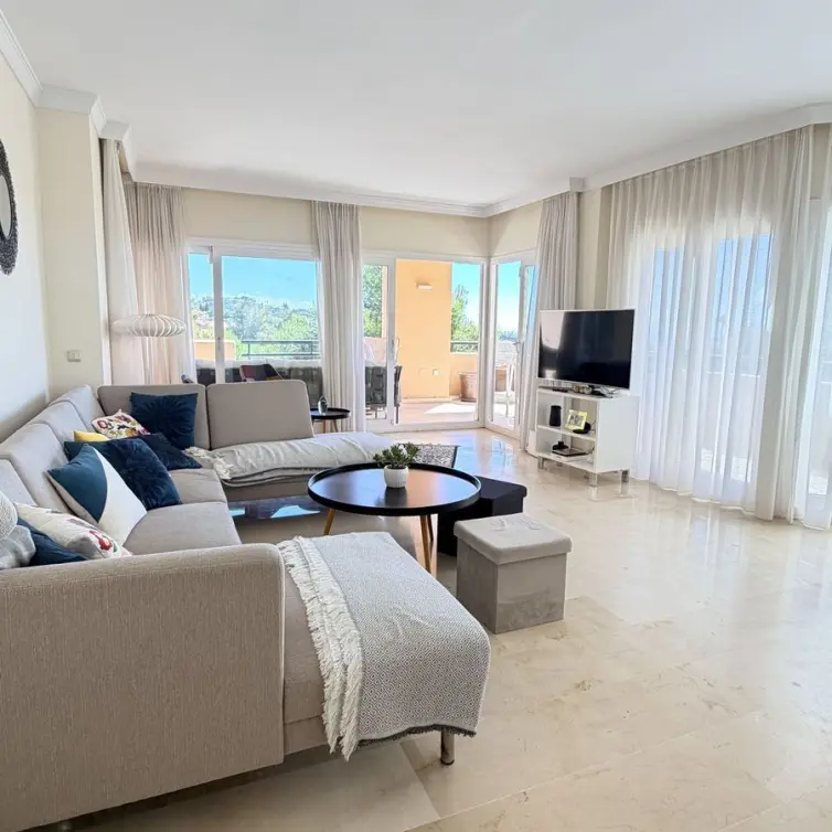 Venta de apartamento en planta media en Elviria
