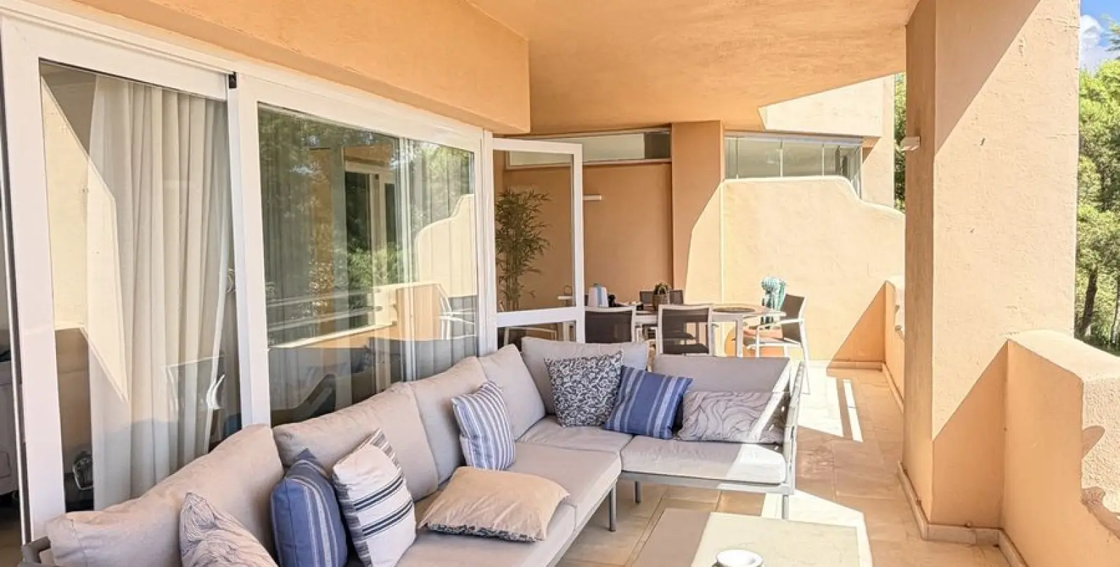 Venta de apartamento en planta media en Elviria 3