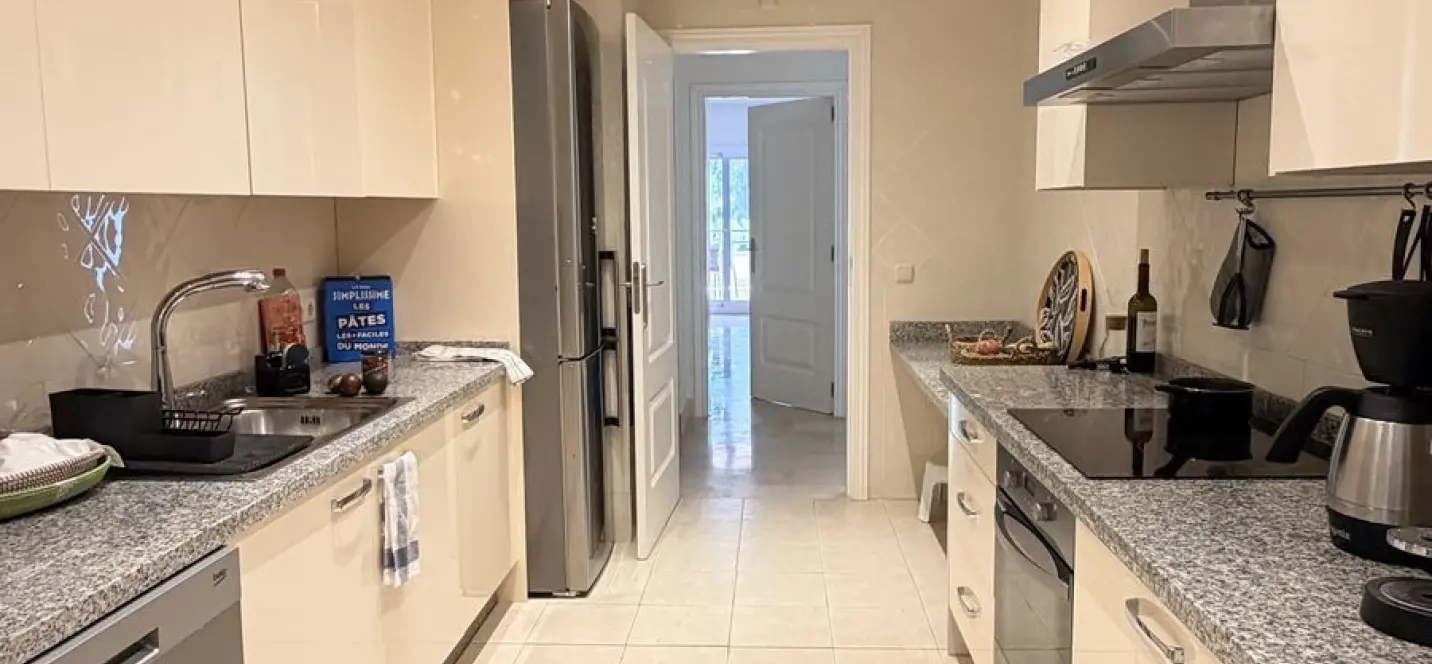 Venta de apartamento en planta media en Elviria 4