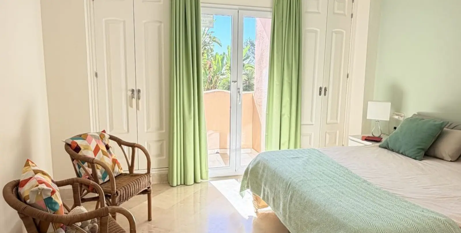 Venta de apartamento en planta media en Elviria 10