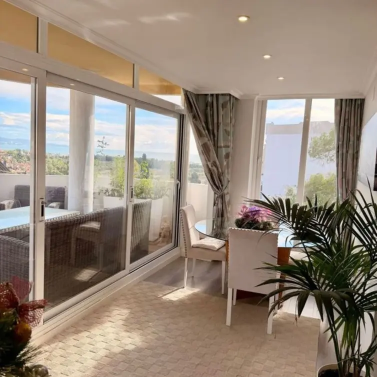 Venta de apartamento en planta media en Marbella