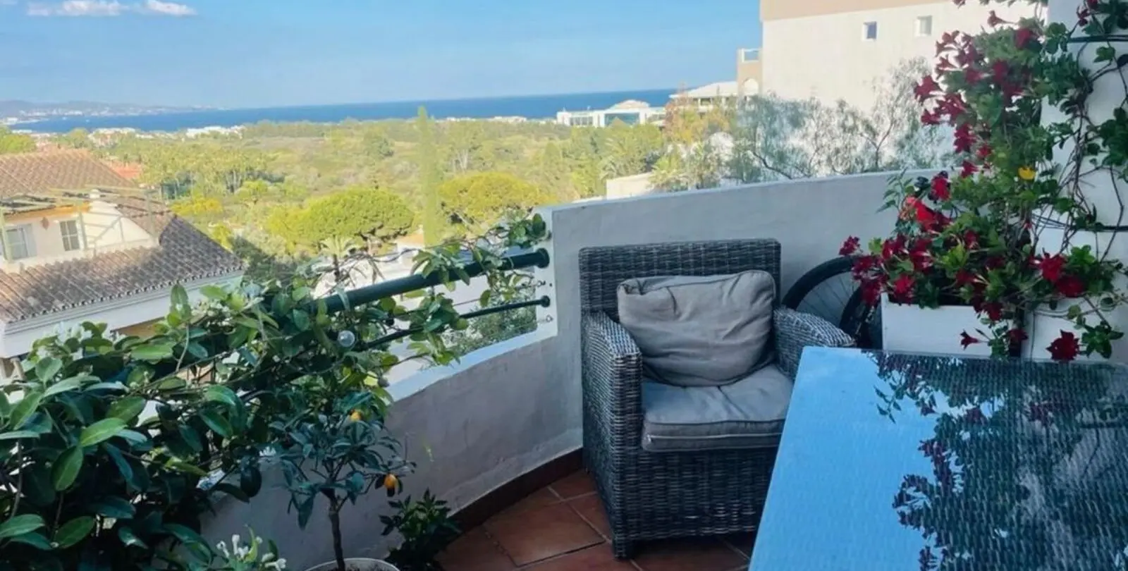 Venta de apartamento en planta media en Marbella 2