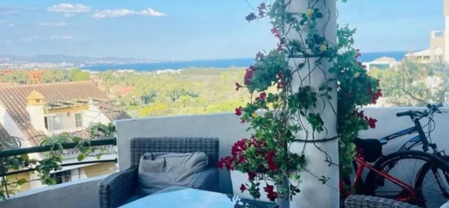 Venta de apartamento en planta media en Marbella 2