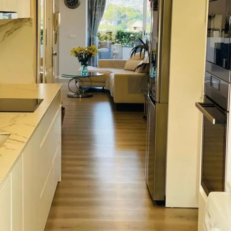 Venta de apartamento en planta media en Marbella