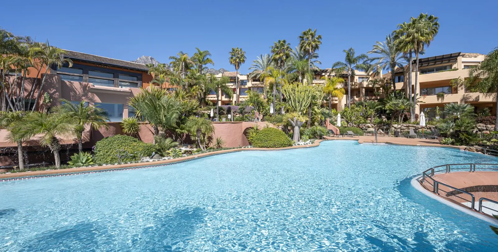 Venta de apartamento en planta media en The Golden Mile 1