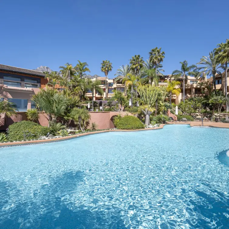 Venta de apartamento en planta media en The Golden Mile
