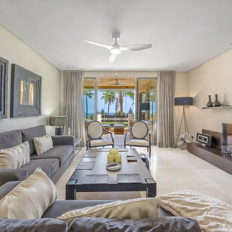 Venta de apartamento en planta media en The Golden Mile