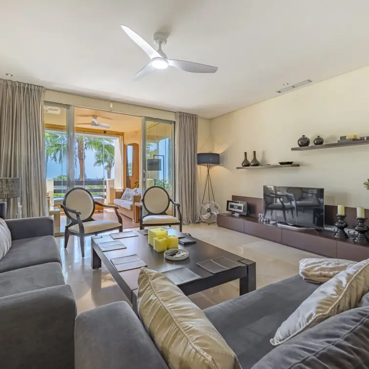 Venta de apartamento en planta media en The Golden Mile
