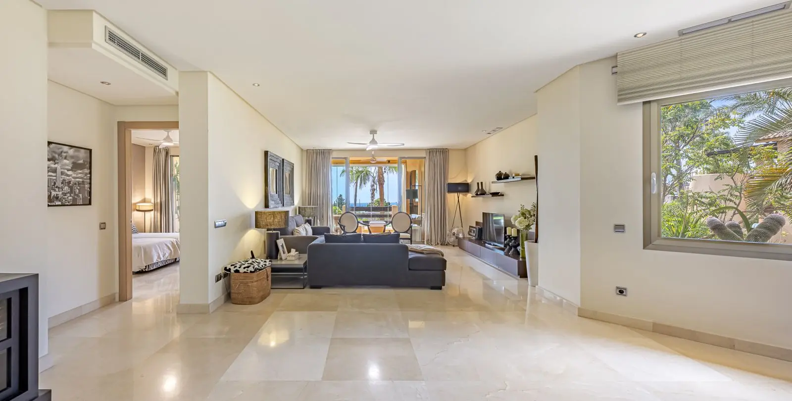 Venta de apartamento en planta media en The Golden Mile 11