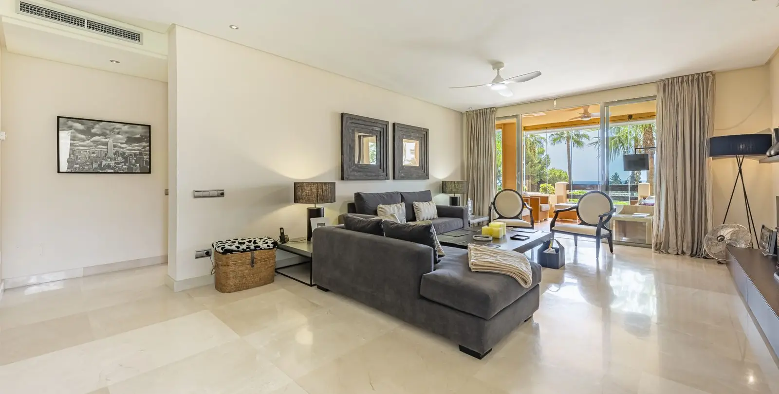 Venta de apartamento en planta media en The Golden Mile 13