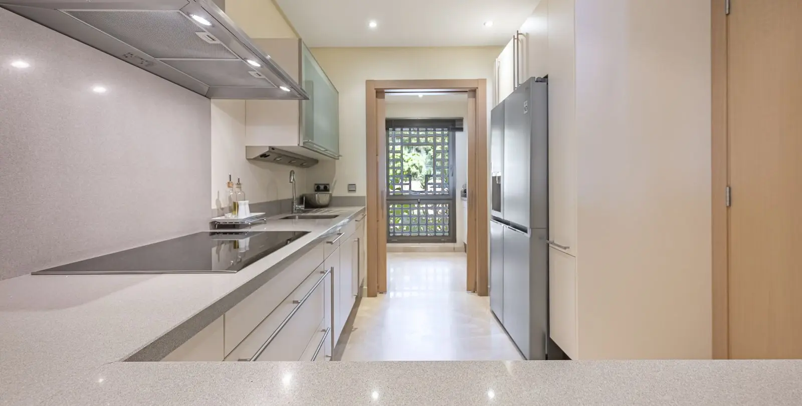Venta de apartamento en planta media en The Golden Mile 14