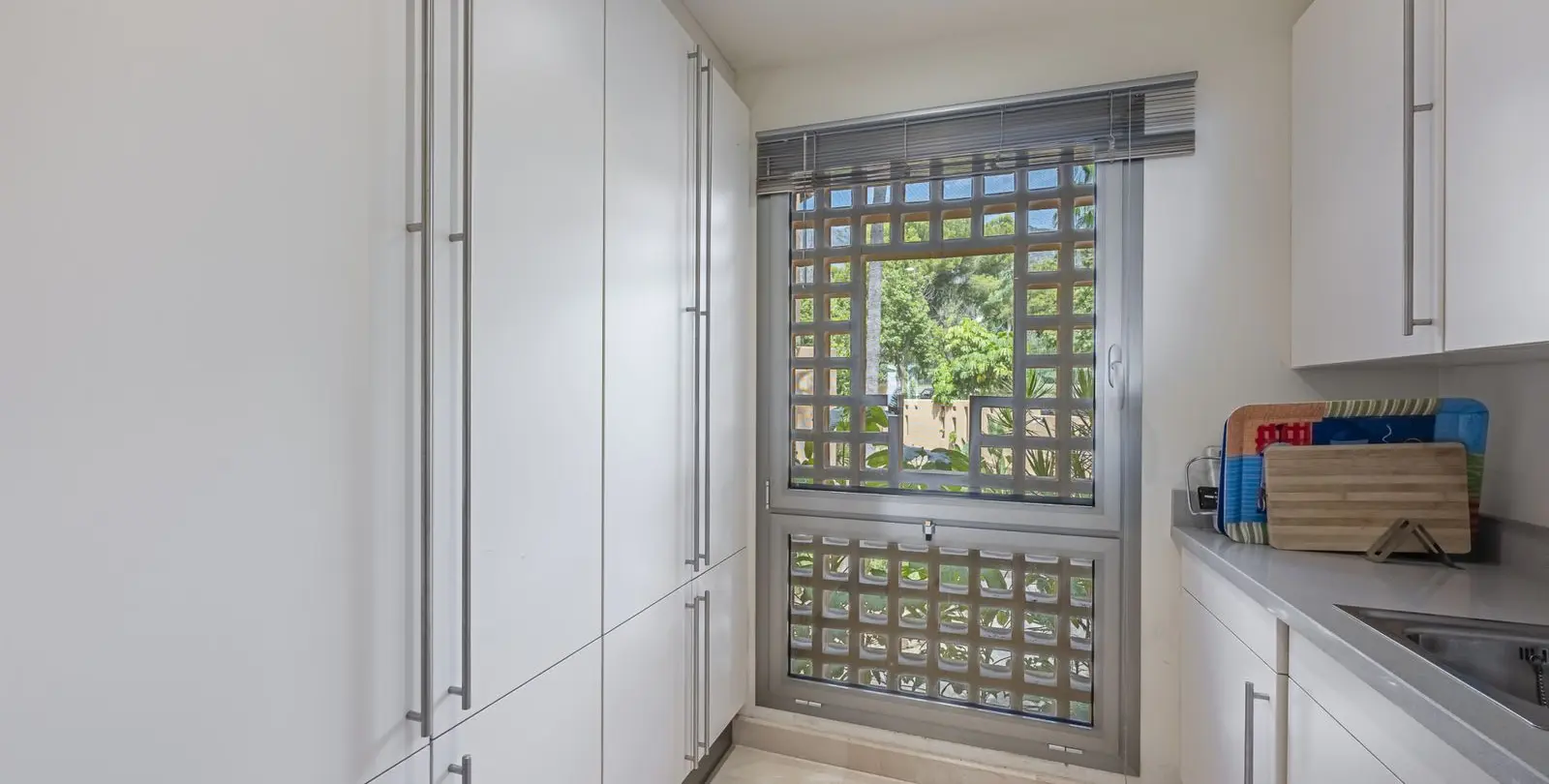Venta de apartamento en planta media en The Golden Mile 16