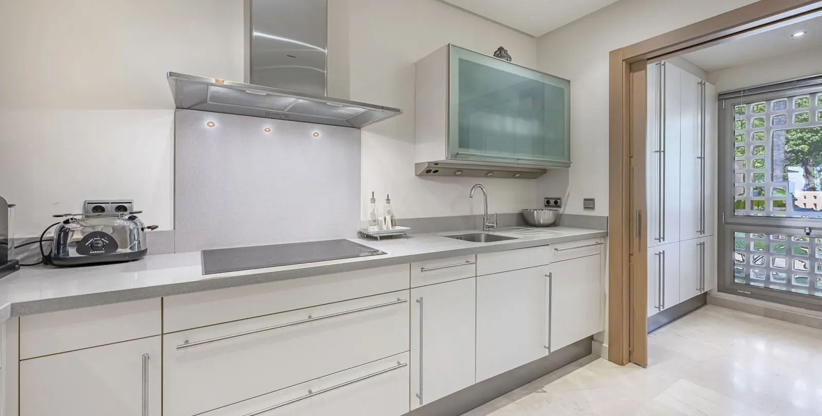 Venta de apartamento en planta media en The Golden Mile 18
