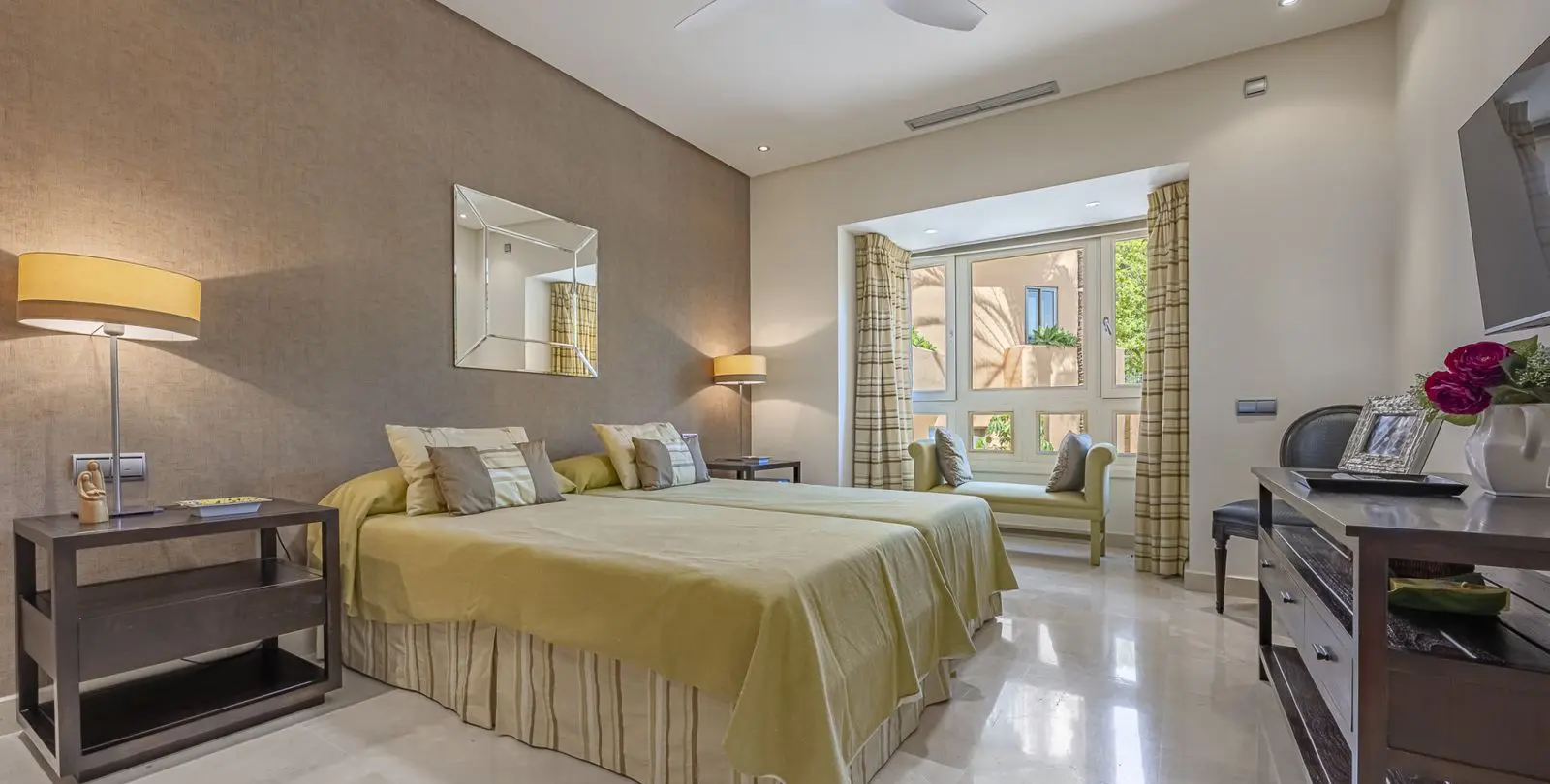 Venta de apartamento en planta media en The Golden Mile 21