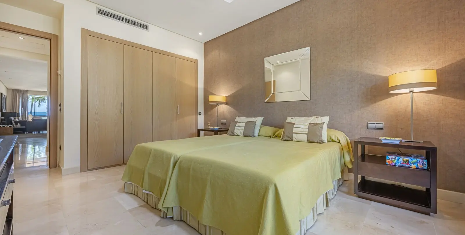Venta de apartamento en planta media en The Golden Mile 22