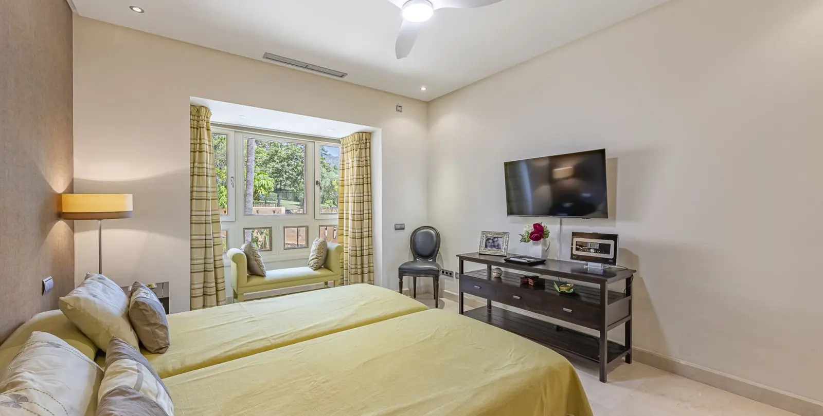 Venta de apartamento en planta media en The Golden Mile 23