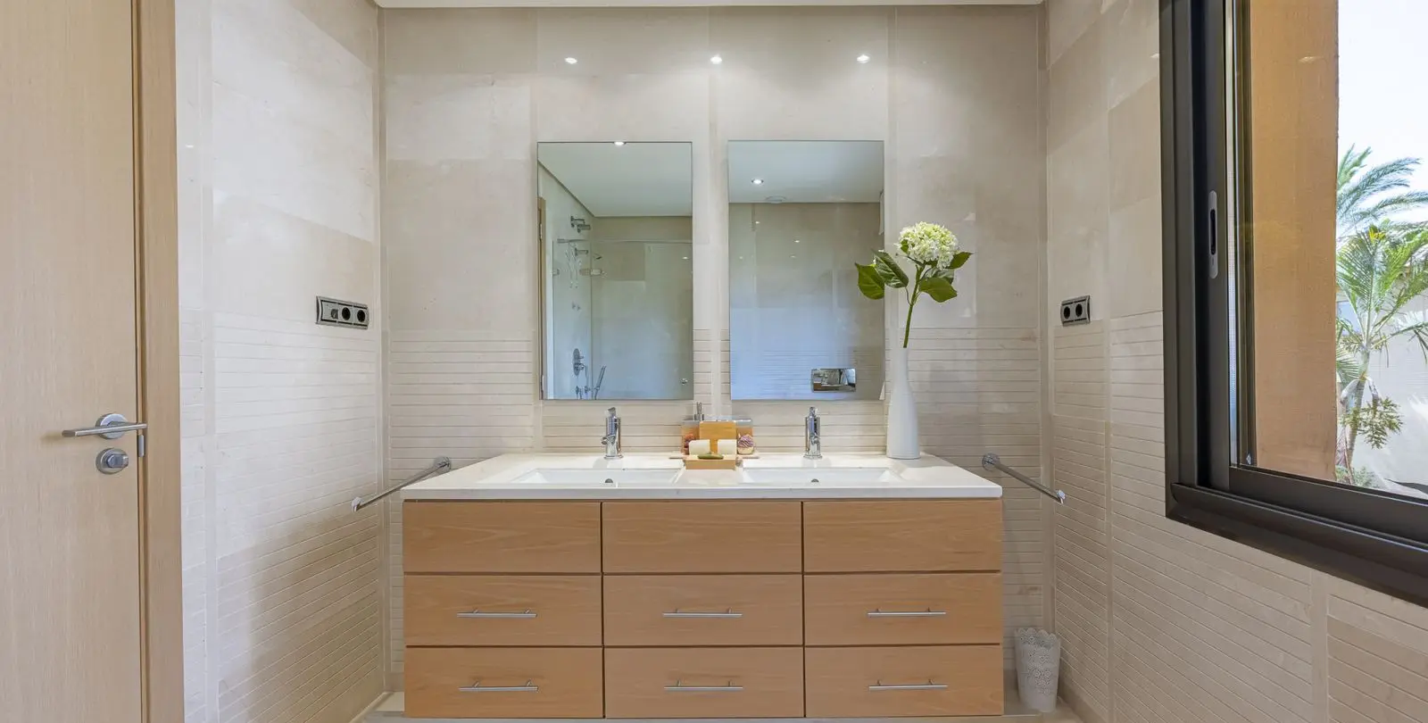 Venta de apartamento en planta media en The Golden Mile 24