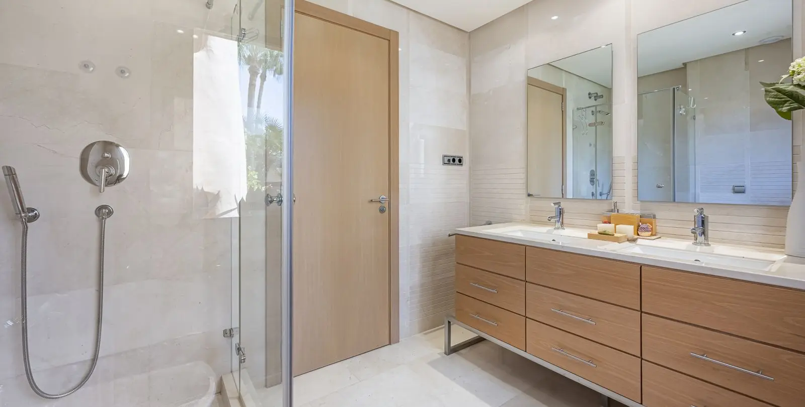 Venta de apartamento en planta media en The Golden Mile 25