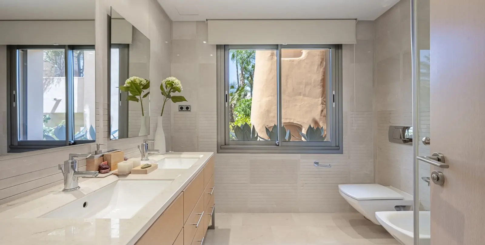 Venta de apartamento en planta media en The Golden Mile 26