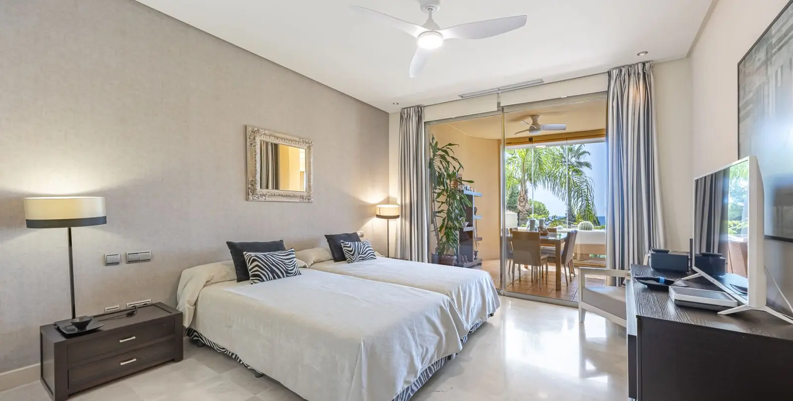 Venta de apartamento en planta media en The Golden Mile 27