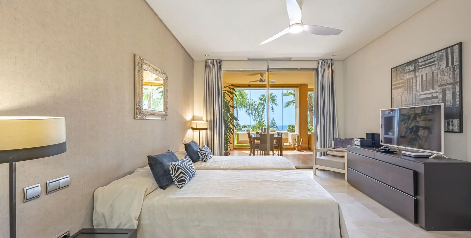 Venta de apartamento en planta media en The Golden Mile 28