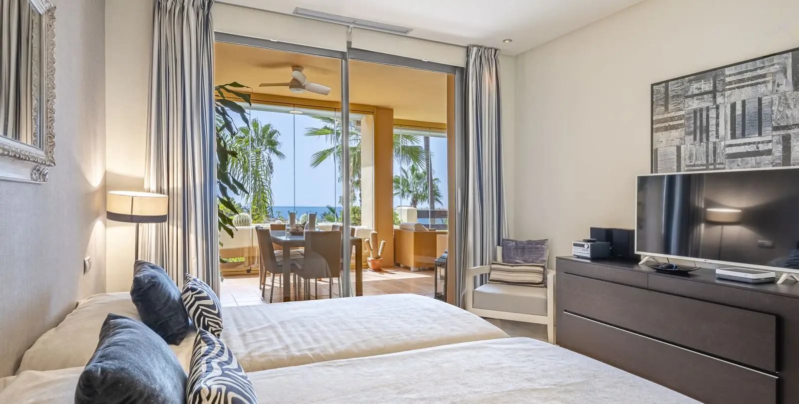 Venta de apartamento en planta media en The Golden Mile 29