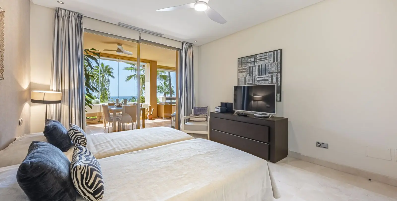 Venta de apartamento en planta media en The Golden Mile 30