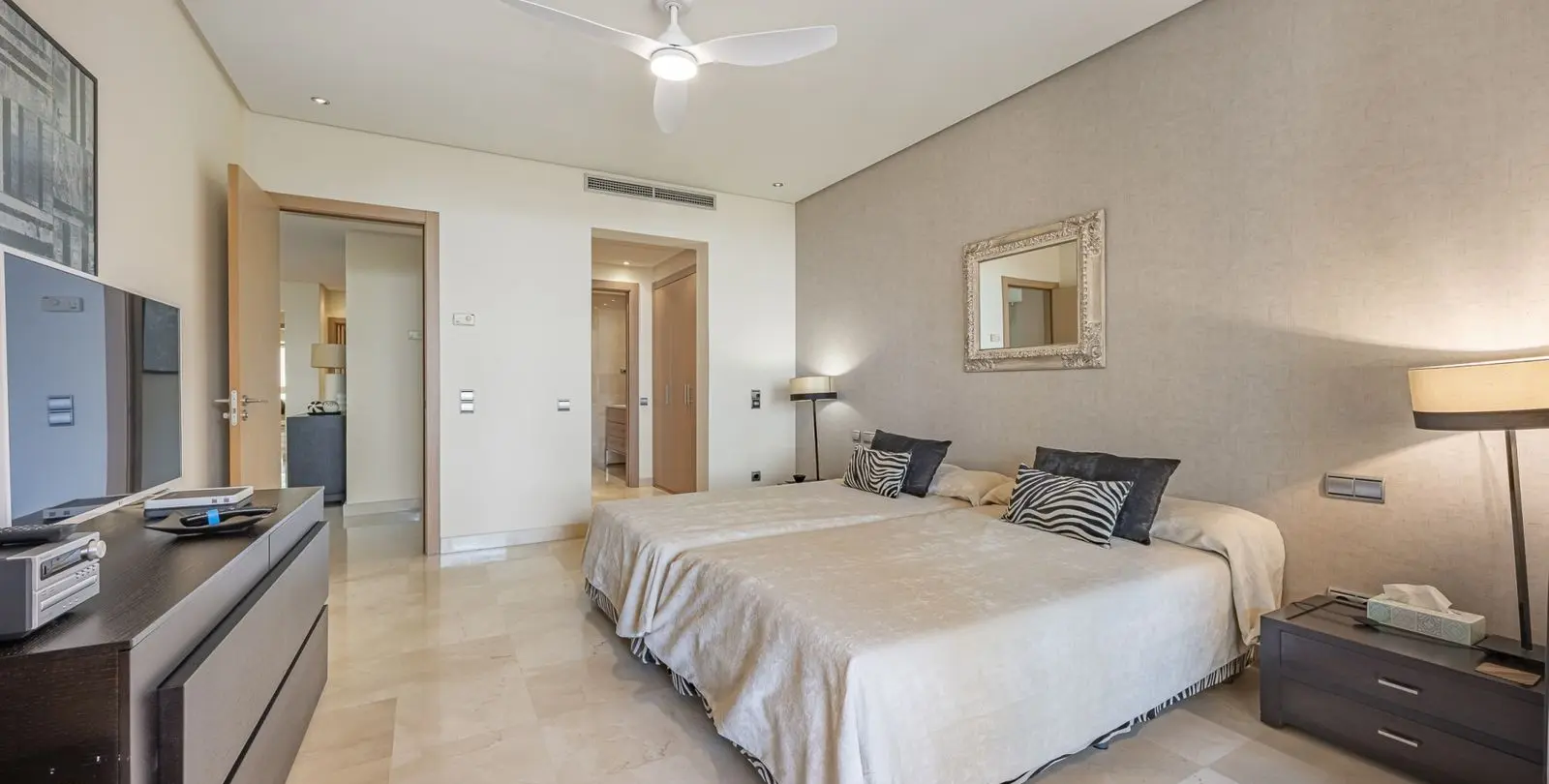 Venta de apartamento en planta media en The Golden Mile 31