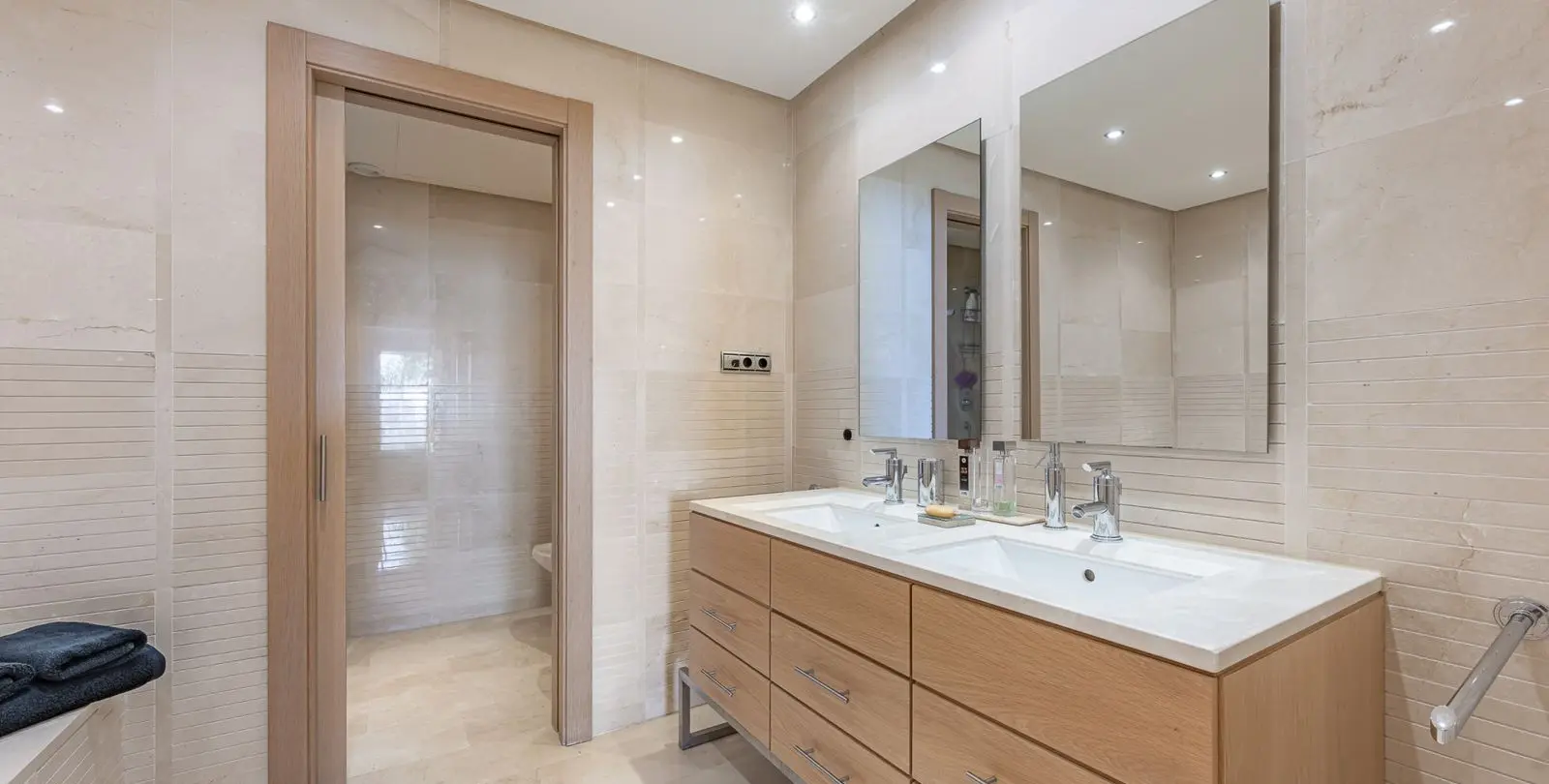 Venta de apartamento en planta media en The Golden Mile 32