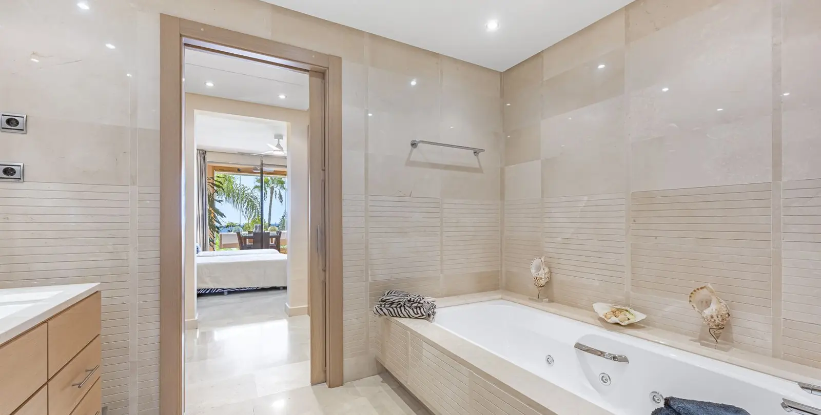 Venta de apartamento en planta media en The Golden Mile 35