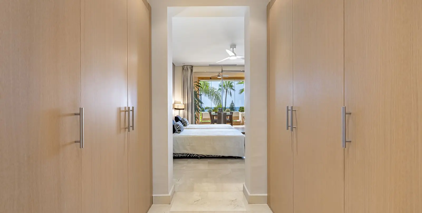 Venta de apartamento en planta media en The Golden Mile 36