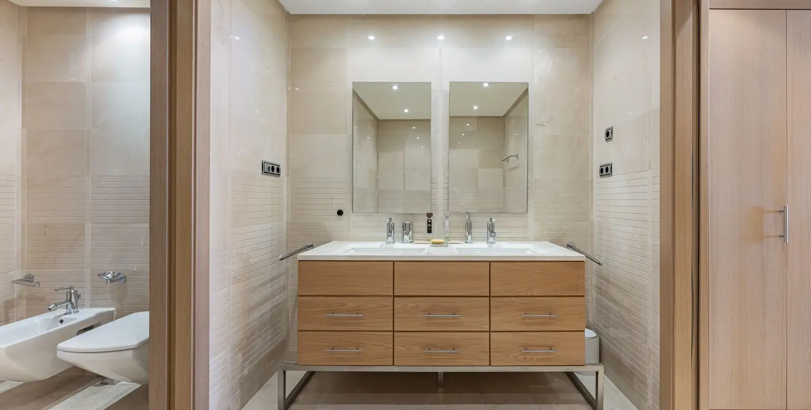 Venta de apartamento en planta media en The Golden Mile 38