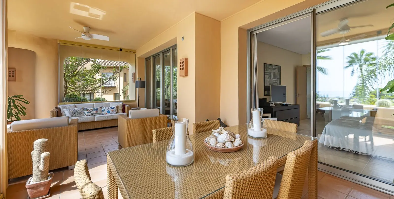 Venta de apartamento en planta media en The Golden Mile 45