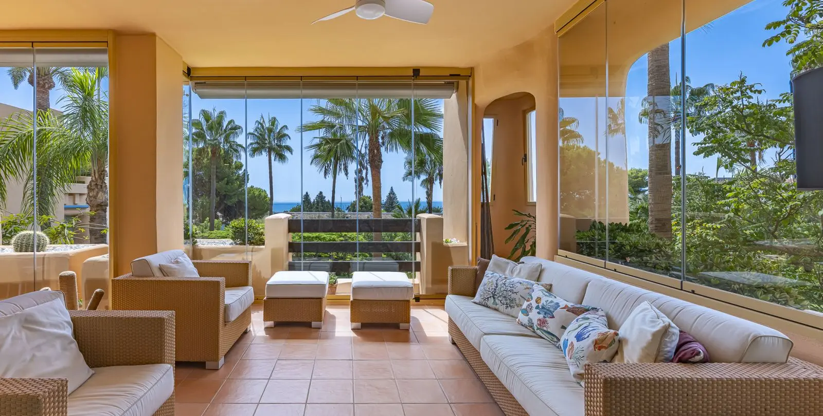 Venta de apartamento en planta media en The Golden Mile 46