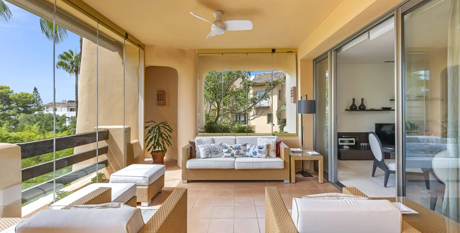 Venta de apartamento en planta media en The Golden Mile 49
