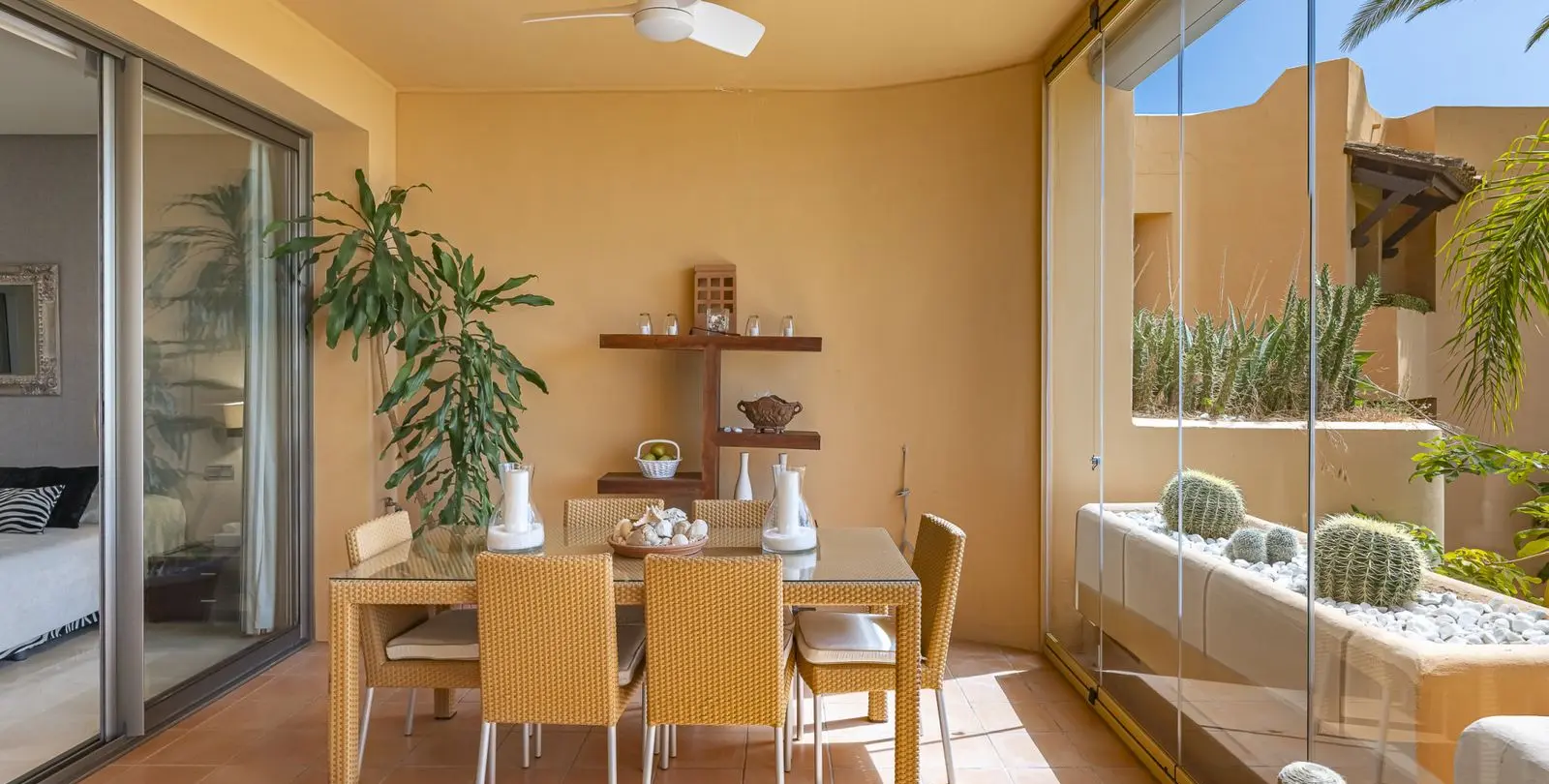 Venta de apartamento en planta media en The Golden Mile 52