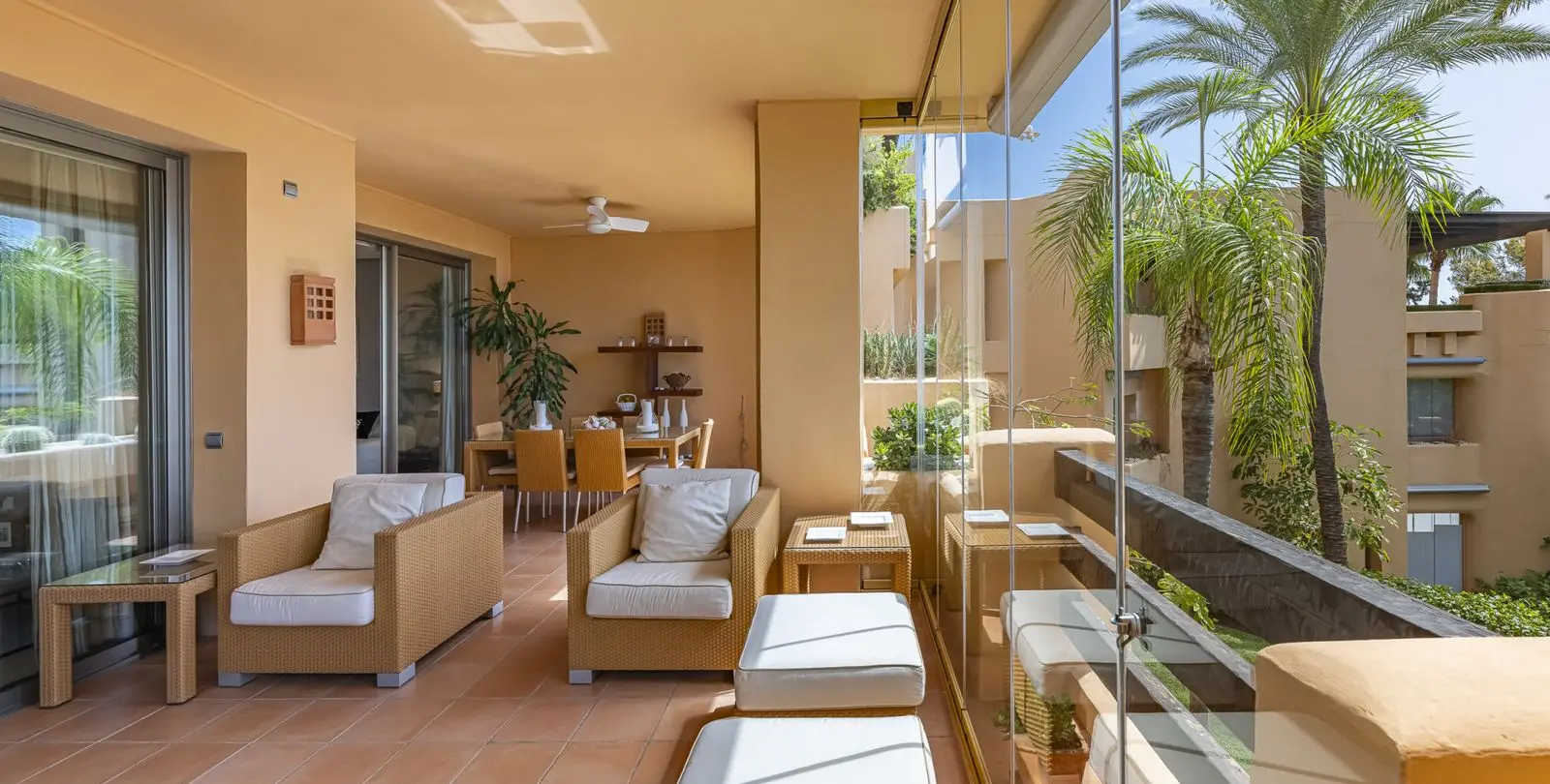 Venta de apartamento en planta media en The Golden Mile 55