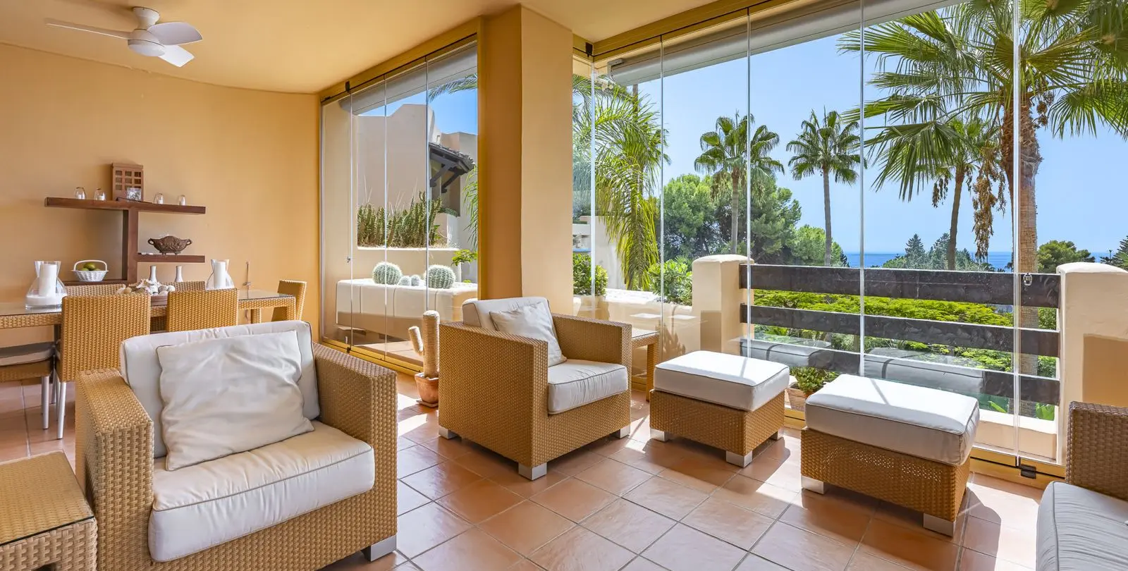 Venta de apartamento en planta media en The Golden Mile 56