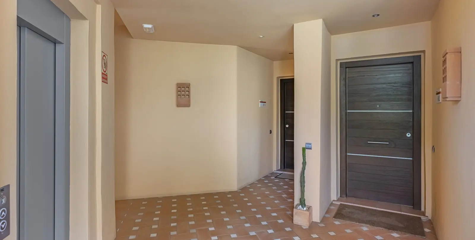Venta de apartamento en planta media en The Golden Mile 60