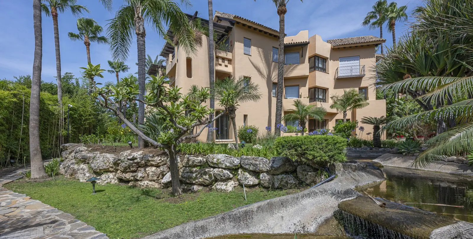 Venta de apartamento en planta media en The Golden Mile 81