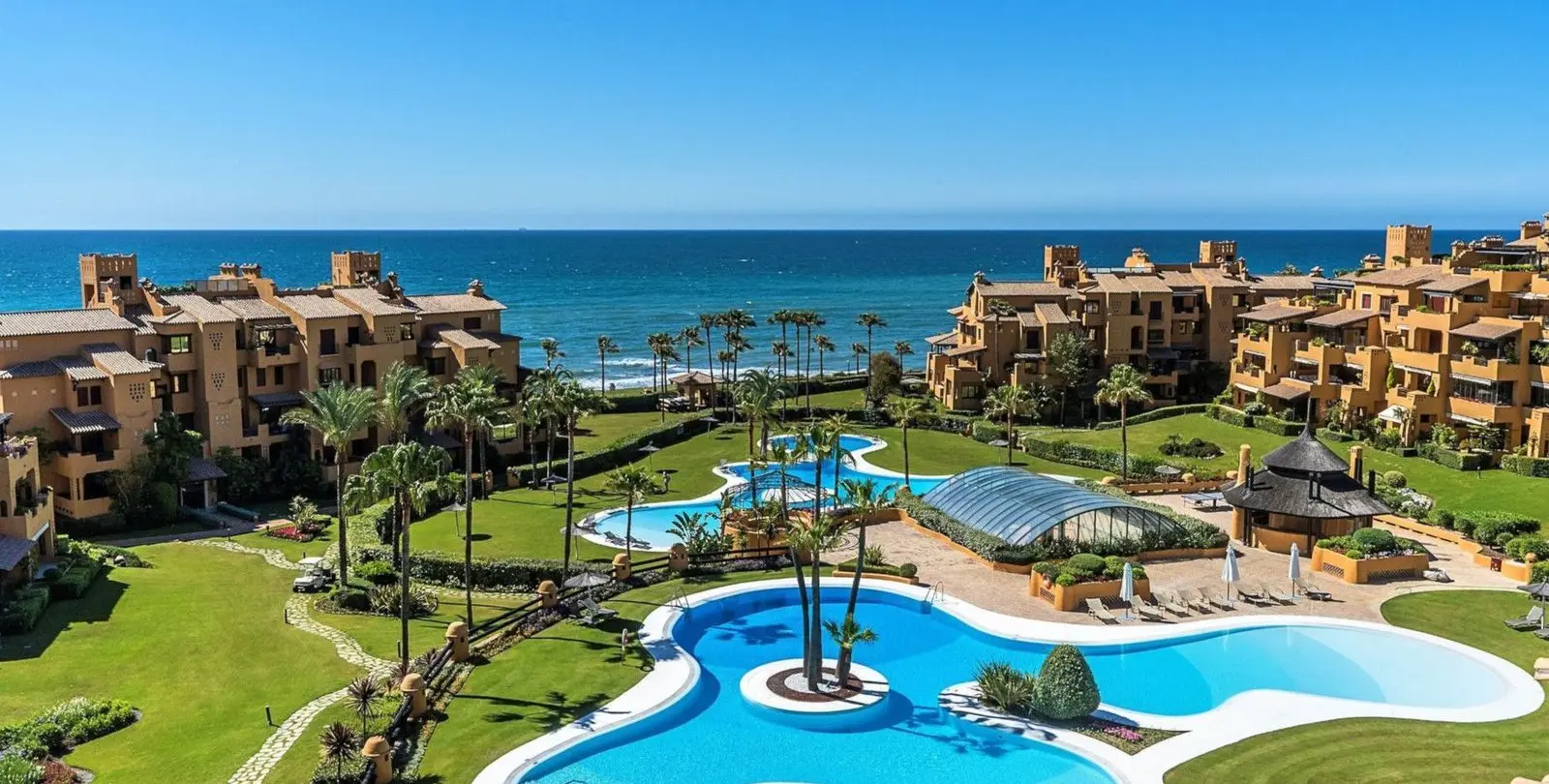 Venta de apartamento en planta media en Estepona 1
