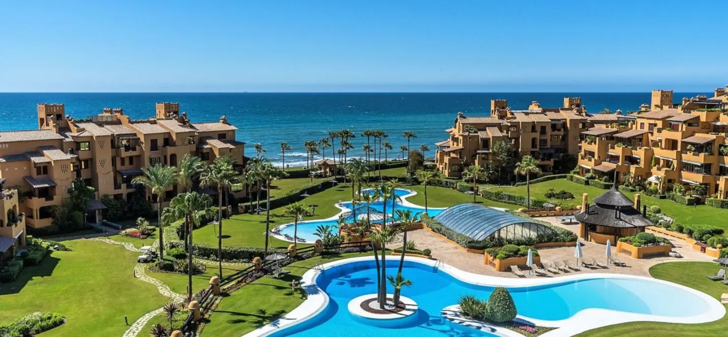 Venta de apartamento en planta media en Estepona 0