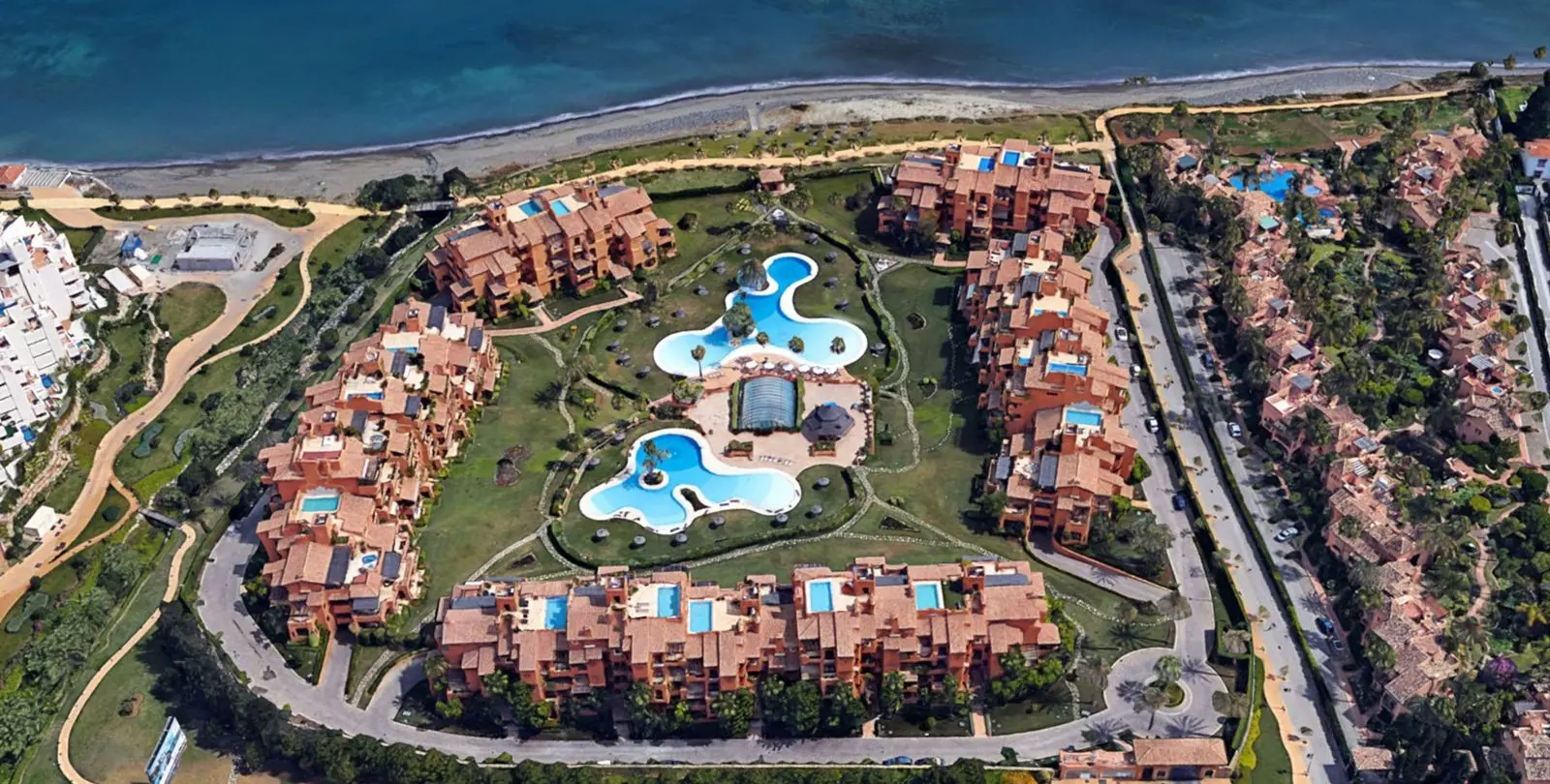 Venta de apartamento en planta media en Estepona 2