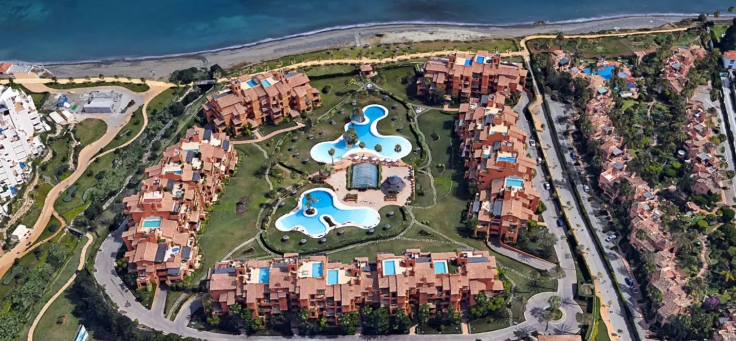 Venta de apartamento en planta media en Estepona 1