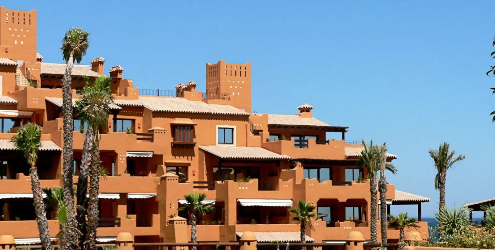Venta de apartamento en planta media en Estepona 3