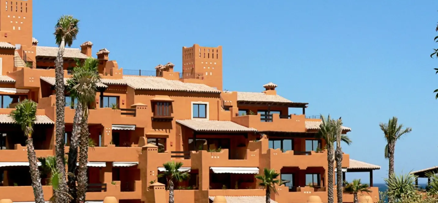 Venta de apartamento en planta media en Estepona 2