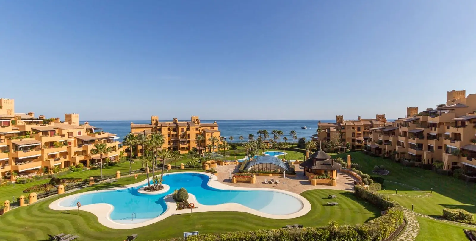 Venta de apartamento en planta media en Estepona 4