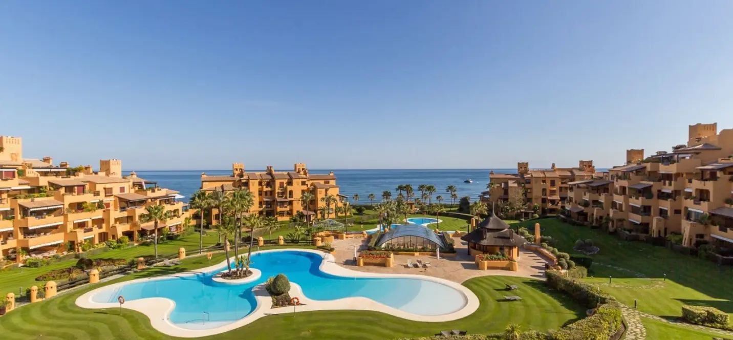 Venta de apartamento en planta media en Estepona 3