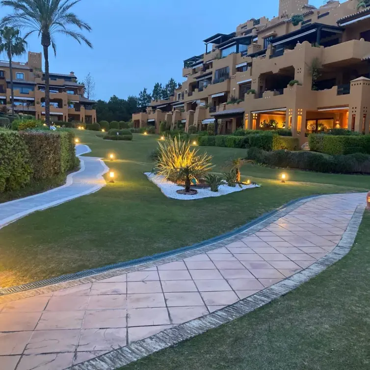 Venta de apartamento en planta media en Estepona