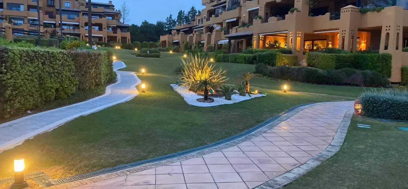 Venta de apartamento en planta media en Estepona 4
